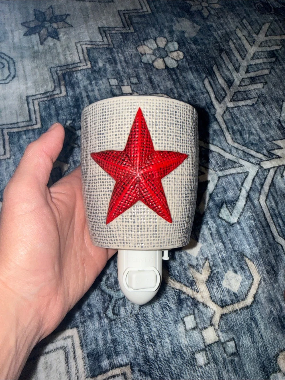 EUC- Scentsy Red Star Ceramic Plug-In Wall Warmer